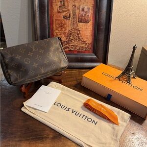 Louis Vuitton Monogram Pochette with dust bag/ box and accessories, Authentic